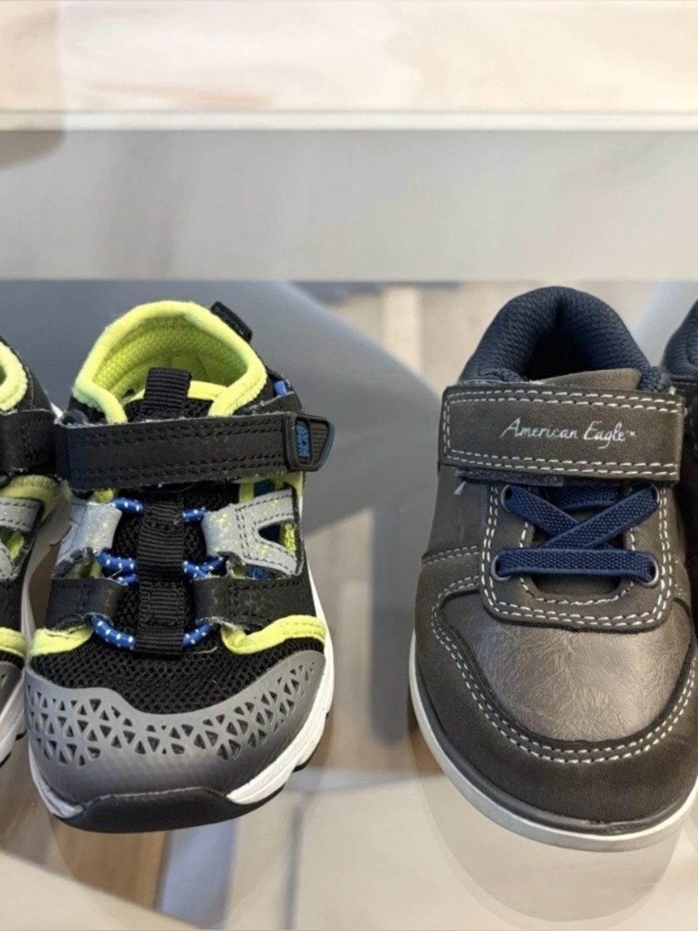 Stride Rite Boys Athletic Sneakers Hook & Loop Low Top Round Toe  logo sz 5.5